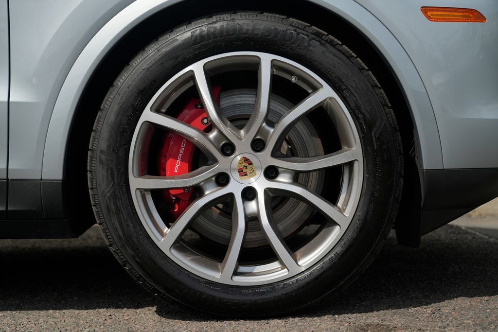 Used 2024 Porsche Cayenne S w/ Sport Chrono Package AWD/4WD image 12