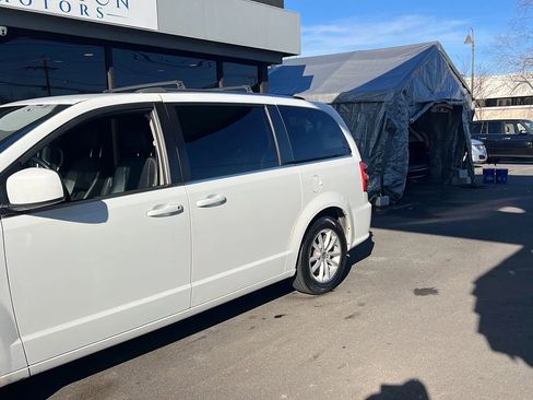 Used 2019 Dodge Grand Caravan SXT image 3