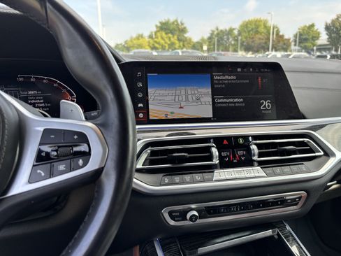 Used 2022 BMW X7 xDrive40i w/ M Sport Package AWD/4WD image 16