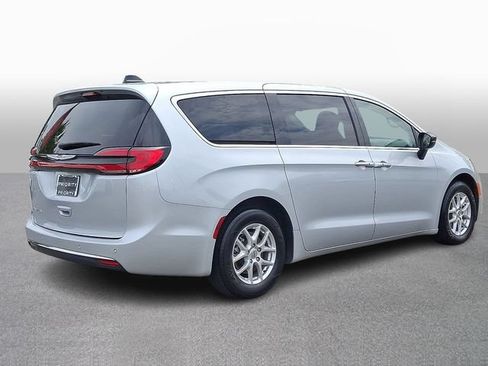 Used 2024 Chrysler Pacifica Touring-L FWD image 4