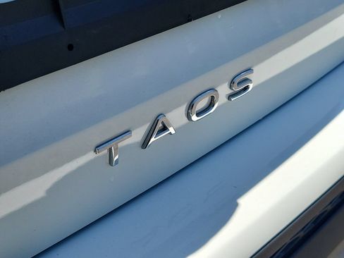 Used 2024 Volkswagen Taos SE w/ Panoramic Sunroof Package FWD image 6