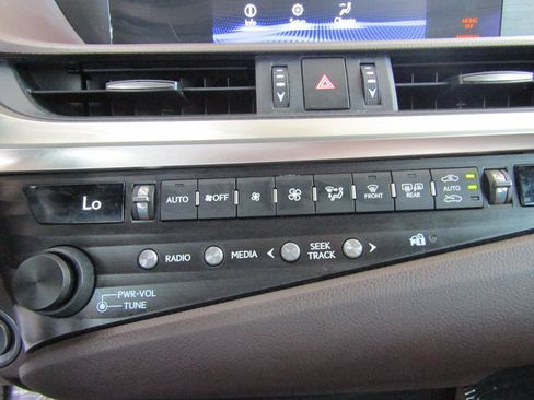 Used 2019 Lexus ES 350 w/ Accessory Package 2 FWD image 17