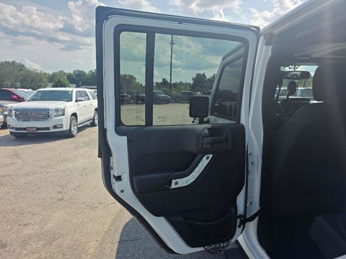 Used 2015 Jeep Wrangler Unlimited Sahara AWD/4WD image 8