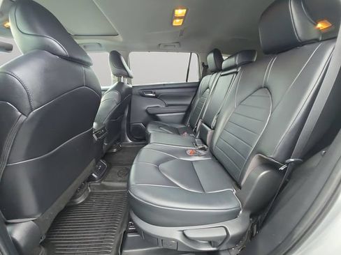 Used 2023 Toyota Highlander XLE FWD image 12