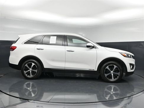 Used 2017 Kia Sorento EX AWD/4WD image 4