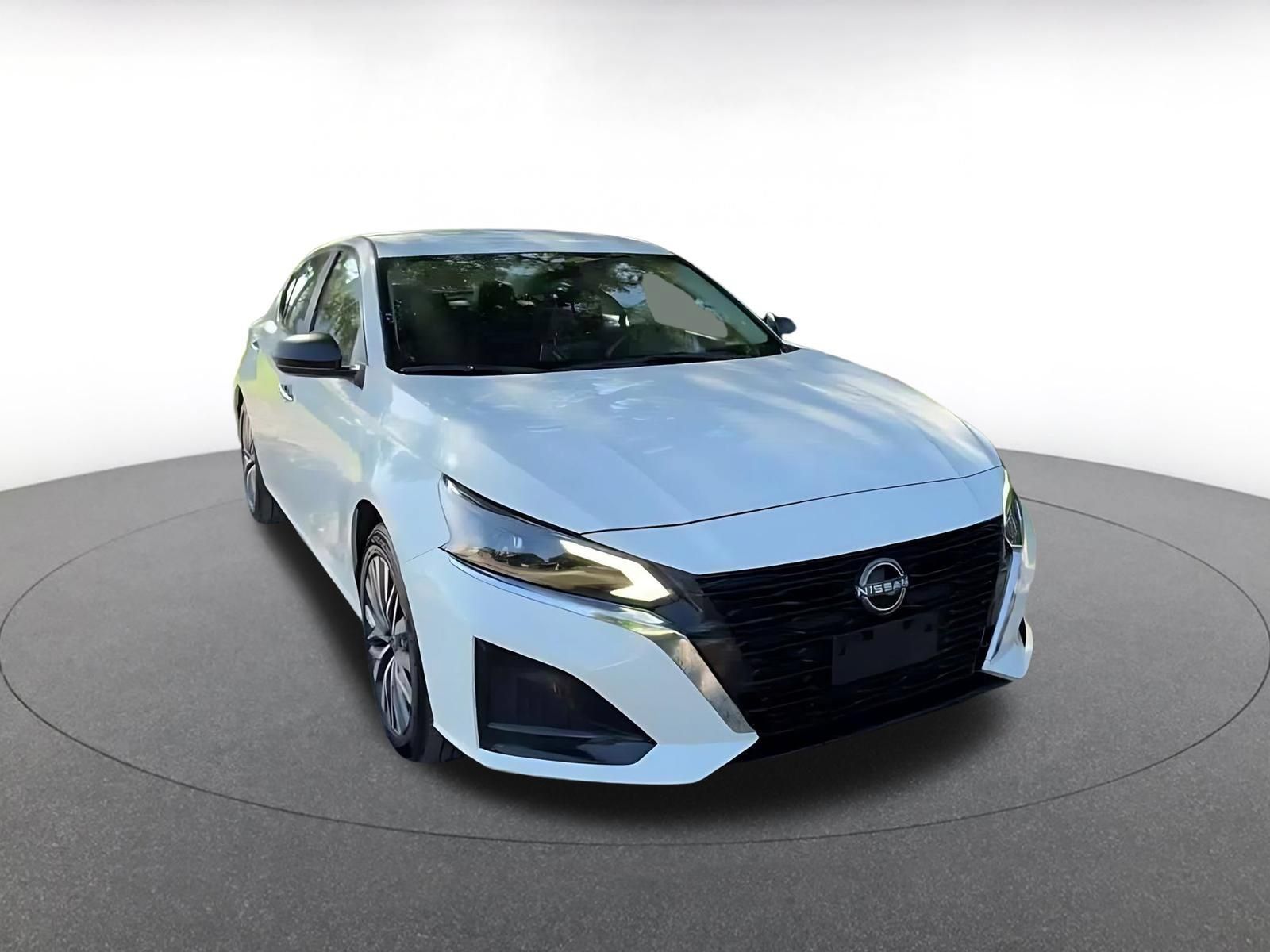 Used 2025 Nissan Altima 2.5 SV FWD image 3