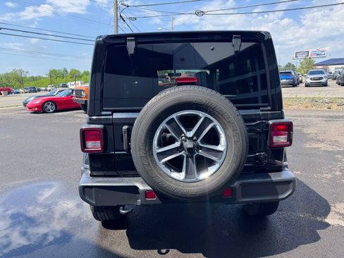 Used 2023 Jeep Wrangler Unlimited Sahara AWD/4WD image 4