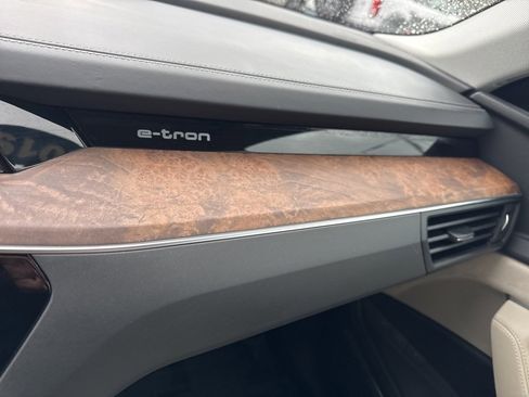 Used 2019 Audi e-tron Prestige w/ Prestige Package image 32