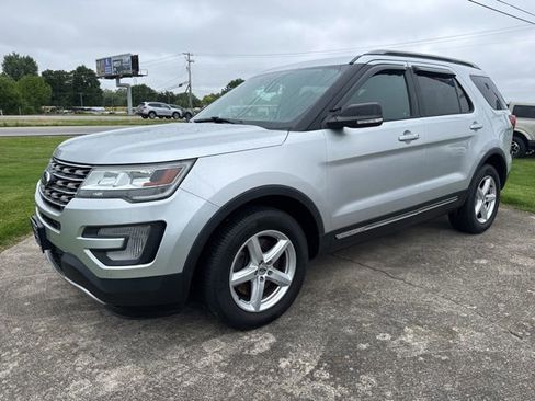 Used 2017 Ford Explorer XLT w/ Equipment Group 202A AWD/4WD image 8