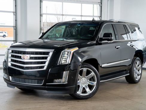 Used 2017 Cadillac Escalade Luxury image 2