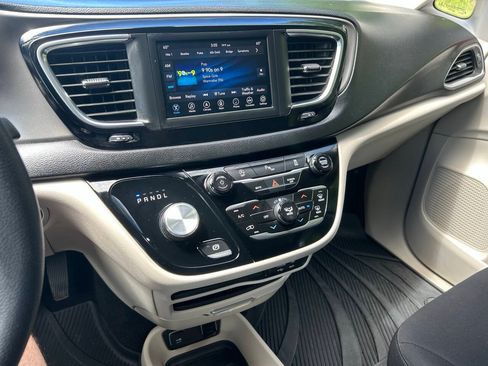 Used 2020 Chrysler Pacifica Touring FWD image 26