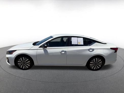 Used 2025 Nissan Altima 2.5 SV FWD image 9