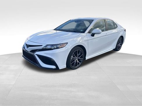 Used 2023 Toyota Camry SE image 3