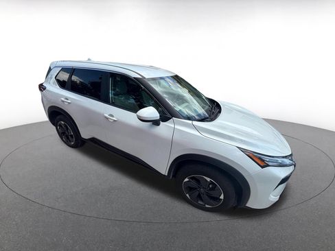 Used 2025 Nissan Rogue SV AWD/4WD image 3