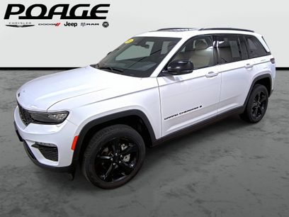 Used 2025 Jeep Grand Cherokee Limited w/ Black Appearance Package