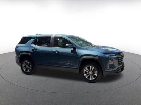 Used 2025 Chevrolet Equinox LT FWD image 2