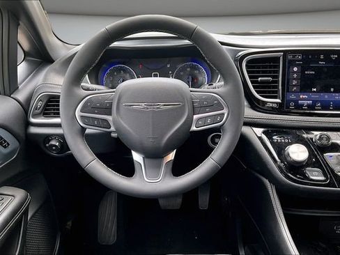 Used 2026 Chrysler Pacifica Limited FWD image 8