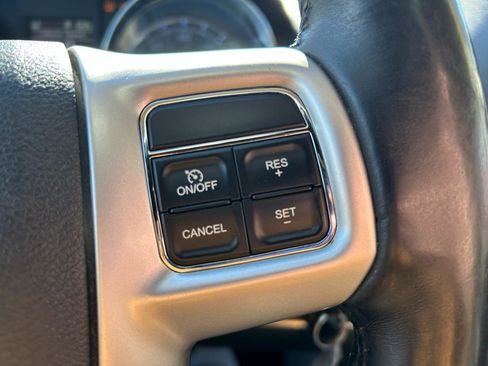 Used 2014 Chrysler Town & Country Touring-L w/ Driver Convenience Group image 17