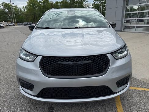 Used 2023 Chrysler Pacifica Limited w/ S Appearance Package FWD image 11