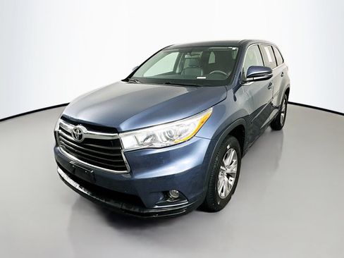 Used 2015 Toyota Highlander Plus FWD image 3