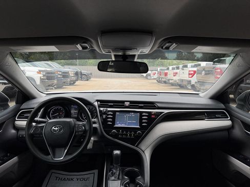 Used 2018 Toyota Camry FWD image 18