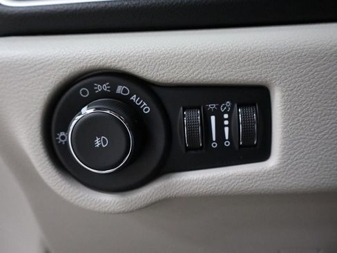 Used 2024 Chrysler Pacifica Touring-L FWD image 19