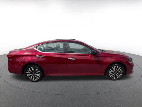 Used 2025 Nissan Altima 2.5 SV FWD image 15