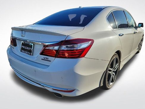 Used 2017 Honda Accord Touring image 4