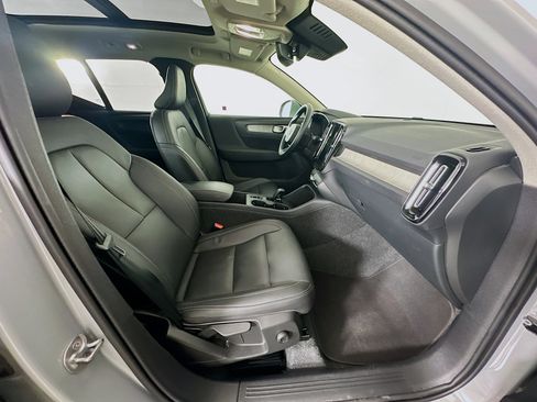 Used 2025 Volvo XC40 B5 Core image 32