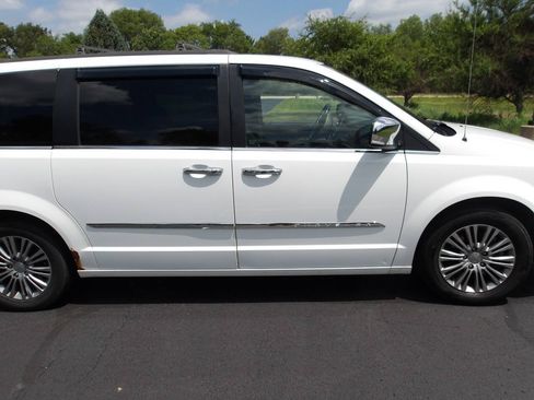 Used 2014 Chrysler Town & Country Touring-L w/ Trailer Tow Group FWD image 35