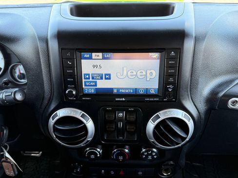Used 2012 Jeep Wrangler Unlimited Rubicon AWD/4WD image 18