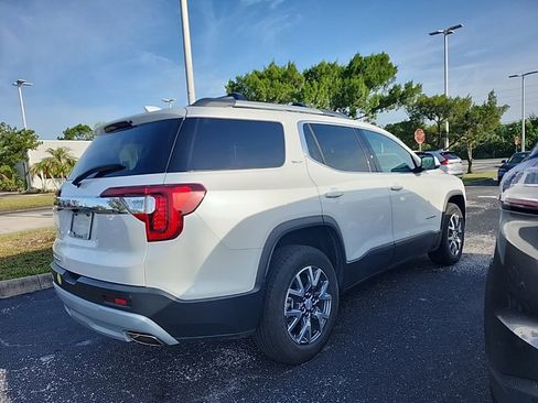Used 2023 GMC Acadia SLT w/ Technology Package FWD image 3