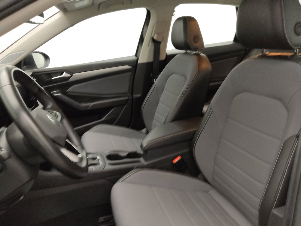 Used 2025 Volkswagen Jetta SE FWD image 17