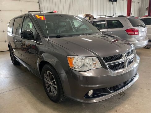 Used 2017 Dodge Grand Caravan SXT FWD image 4
