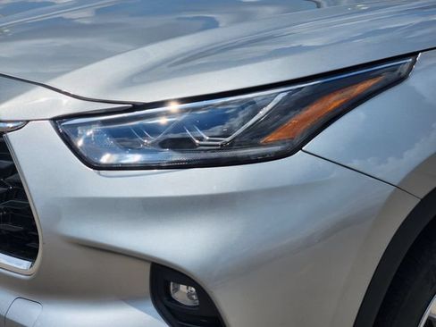 Certified 2025 Toyota Highlander Limited AWD/4WD image 9