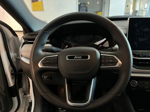 Used 2025 Jeep Compass Limited image 28