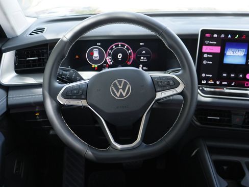 Certified 2025 Volkswagen Tiguan SE FWD image 24
