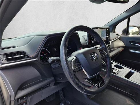Used 2022 Toyota Sienna XSE FWD image 9