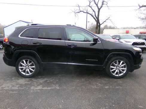 Used 2018 Jeep Cherokee Limited image 2