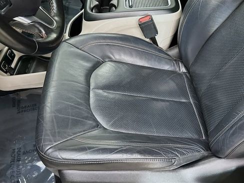 Used 2019 Chrysler Pacifica Touring-L Plus w/ Tire & Wheel Group image 22