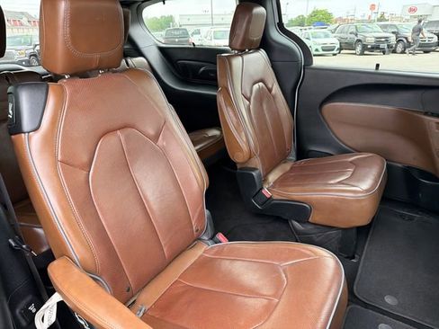 Used 2017 Chrysler Pacifica Limited w/ UConnect Theater Package FWD image 22