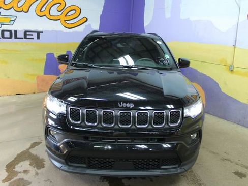 Used 2024 Jeep Compass Latitude image 3
