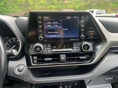 Used 2021 Toyota Highlander XLE AWD/4WD image 15