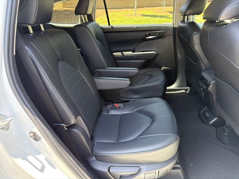 Used 2022 Toyota Highlander XLE FWD image 14