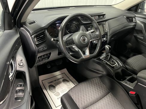 Used 2019 Nissan Rogue SV image 2