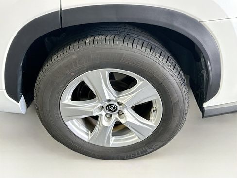 Used 2024 Toyota Highlander LE image 11