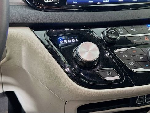 Certified 2024 Chrysler Pacifica Touring-L image 25