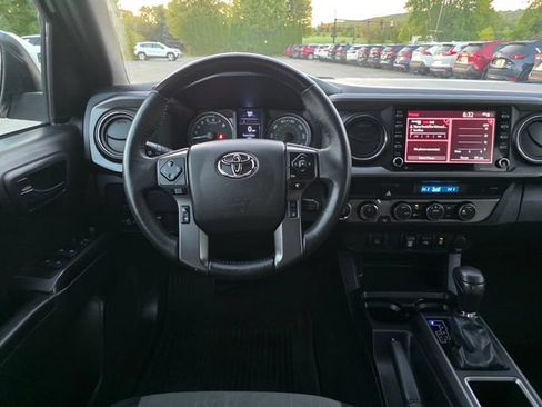 Used 2022 Toyota Tacoma TRD Off-Road AWD/4WD image 20