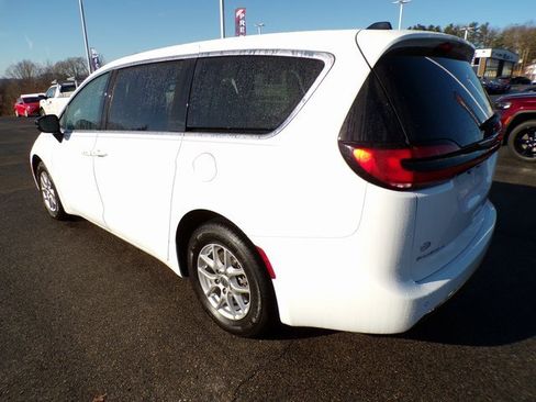 Used 2024 Chrysler Pacifica Touring-L image 3
