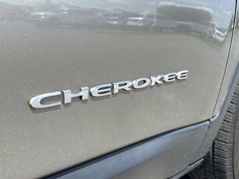 Used 2020 Jeep Cherokee Latitude Plus w/ Cold Weather Group AWD/4WD image 14
